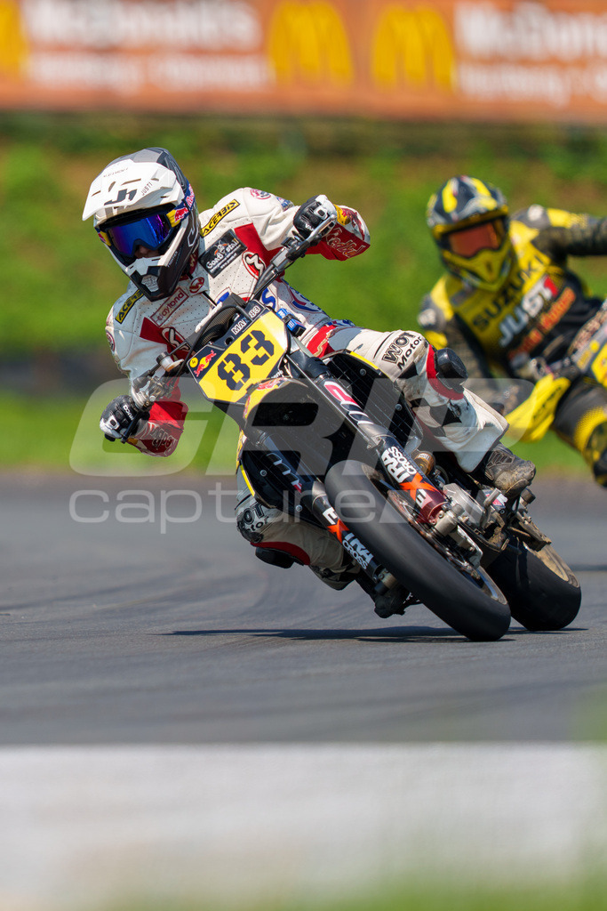 G-Cup + Supermoto Staatsmeisterschaft + Hungarian Supermoto Championship | GRIPcapture steht für authentische Sportfotografie in Österreich – für Momente, die mehr sind als Geschwindigkeit oder Ergebnis. Es geht um Emotion, Spannung, Fokus und den Augenblick, der oft nur einen Wimpernschlag dauert.Ob Motorsport, Teamsport oder 