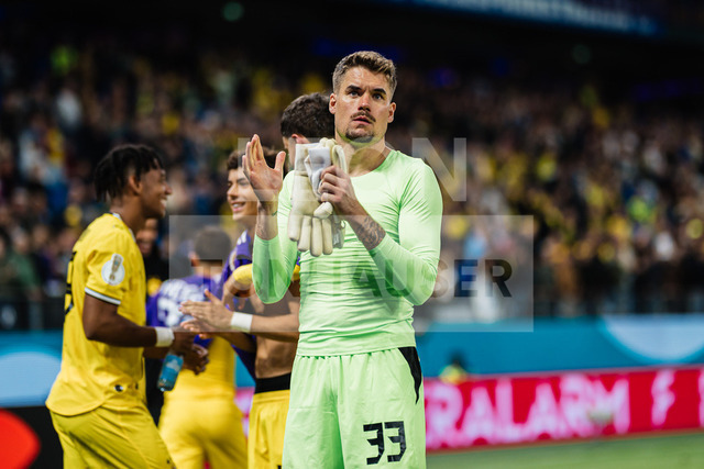 DFB-Pokal: HEBC - Borussia Dortmund, 01.09.2026 | Alexander Meyer (Borussia Dortmund, 33) klatscht zu den Fans; Fußball, DFB-Pokal, 1. Runde: HEBC vs. Borussia Dortmund am 01.09.2026 im Volksparkstadion, HamburgDFB REGULATIONS PROHIBIT ANY USE OF PHOTOGRAPHS AS IMAGE SEQUENCES AND/OR QUASI-VIDEO. - Realisiert mit Pictrs.com