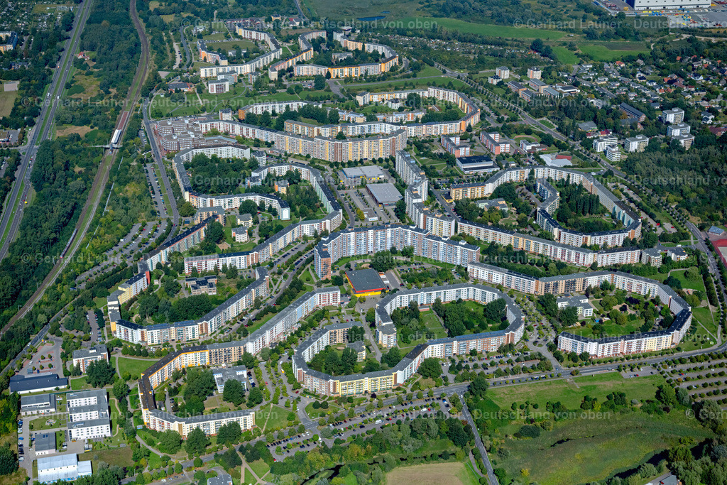 4061900 | ROSTOCK 08.09.2021 Hochhäuser im Wohngebiet einer industriell gefertigten Plattenbau- Siedlung im Ortsteil Groß Klein in Rostock an der Ostseeküste im Bundesland Mecklenburg-Vorpommern, Deutschland. // Skyscrapers in the residential area of industrially manufactured settlement in the district Gross Klein in Rostock at the baltic coast in the state Mecklenburg - Western Pomerania, Germany. Foto: Gerhard Launer