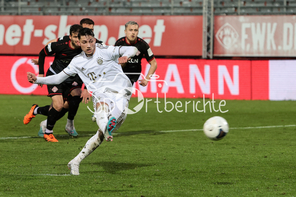 FC Würzburger Kickers - FC Bayern Amateure | Yusuf Karhan KABADAYI (FCB #7), schießt einen Elfmeter kurz vor Schluss an den Pfosten