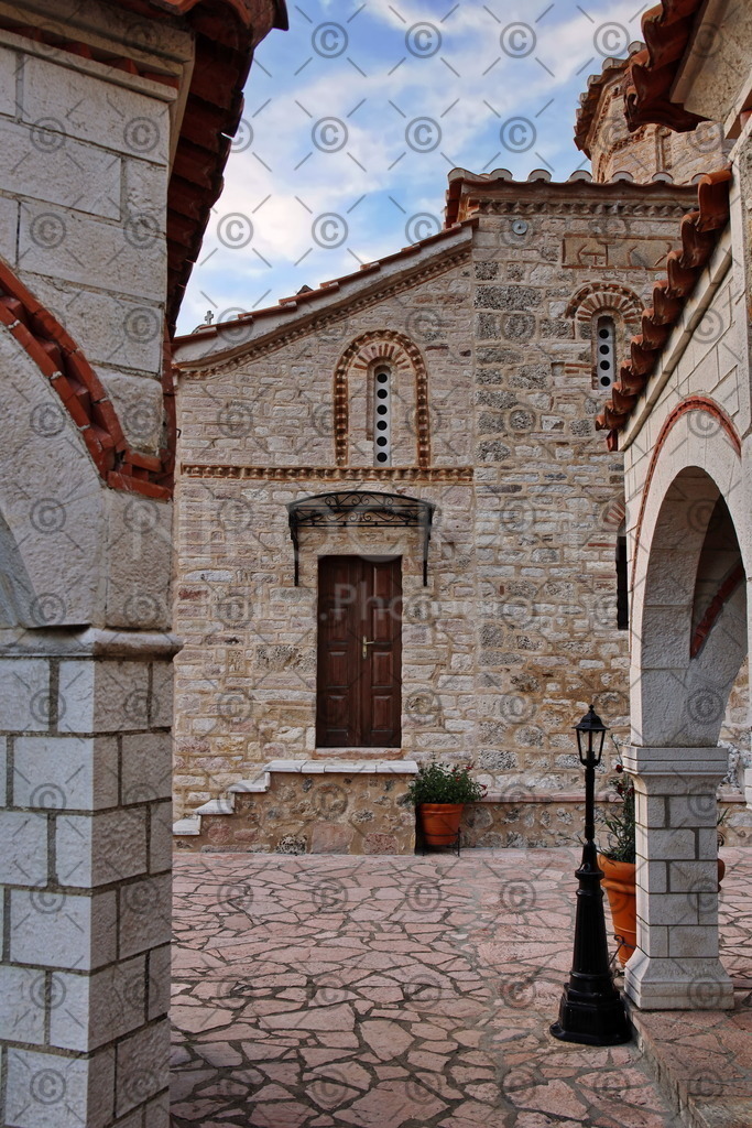 Kloster Giroméri - Iera Moni Giromeriou | Das Kloster „Iera Moni Giromeriou“ liegt in der Präfektur Thesprotia im Nordwesten von Griechenland, rund acht Kilometer von der Stadt Filiates entfernt. Auf der Bergkette Farmakovouni wurde das Kloster Anfang des 14. Jahrhunderts auf einer Höhe von rund 300 Metern gegründet.