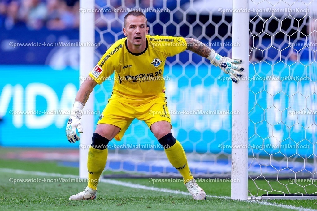 S0402052501037 | 02.05.2025, Fußball, FC Schalke 04 - SC Paderborn 07, 2.. Fußball Bundesliga, 32. Spieltag, Veltins-Arena Gelsenkirchen, Saison 2024 2025: Torwart Manuel Riemann (SC Paderborn #1) DFB regulations prohibit any use of photographs as image sequences and or quasi-video.