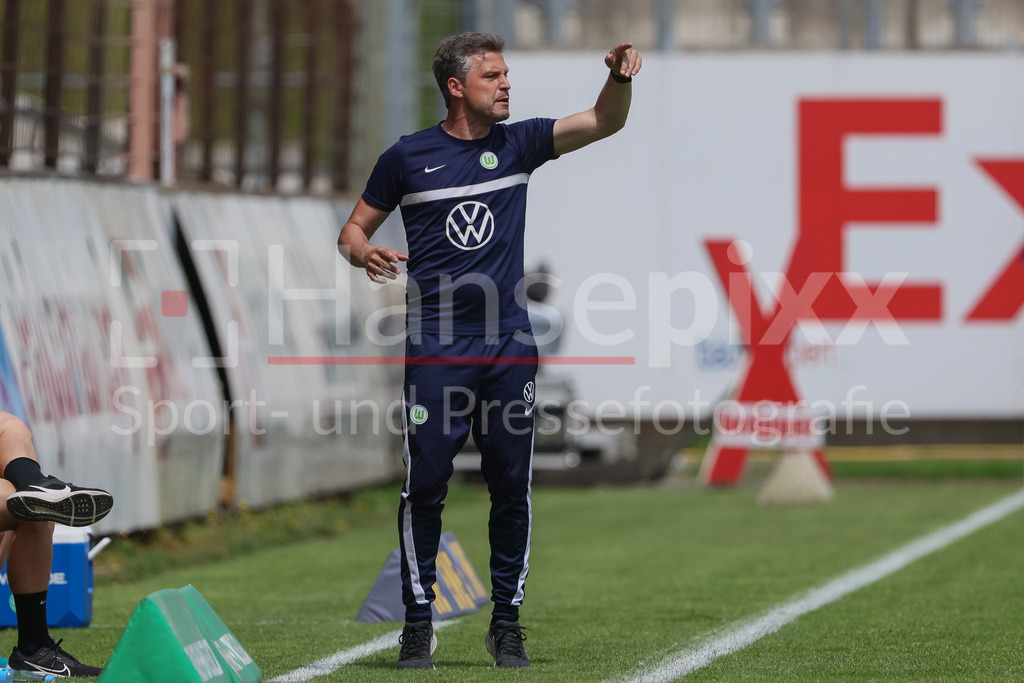 Fussball, 2. Frauen-Bundesliga, SV Meppen - VfL Wolfsburg II | v.li.: Daniel Kraus&nbsp;(Trainer, VfL Wolfsburg II) gibt Anweisungen, gestikuliert, mit den Armen gestikulieren, DIE DFB-RICHTLINIEN UNTERSAGEN JEGLICHE NUTZUNG VON FOTOS ALS SEQUENZBILDER UND/ODER VIDEOÄHNLICHE FOTOSTRECKEN. DFB REGULATIONS PROHIBIT ANY USE OF PHOTOGRAPHS AS IMAGE SEQUENCES AND/OR QUASI-VIDEO.