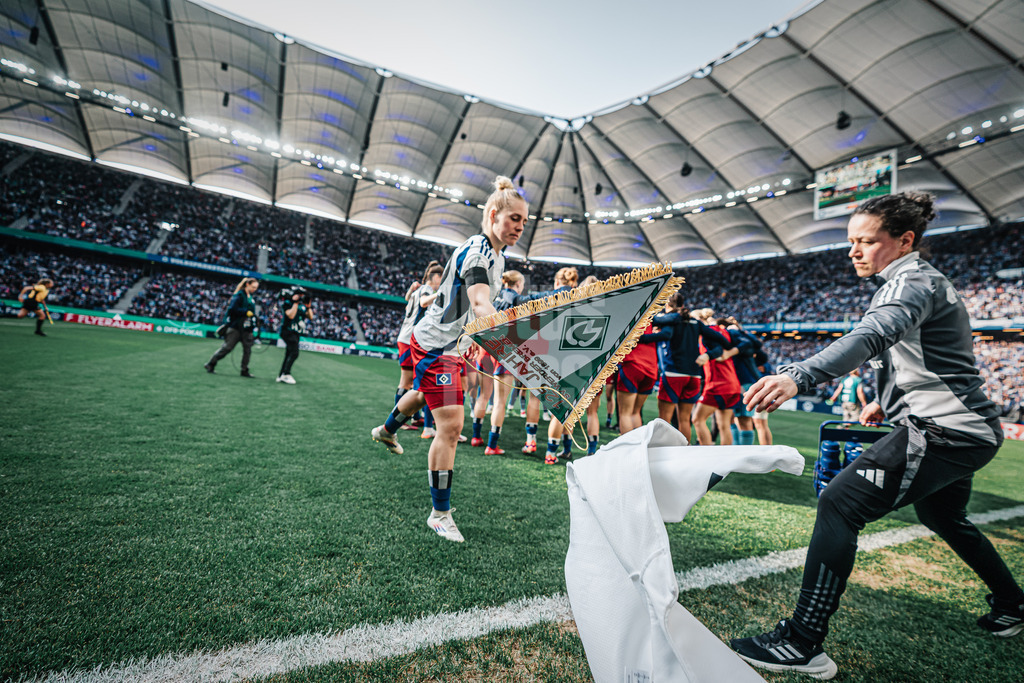 Fußball | Frauen | Saison 2024/2025  | DFB-Pokal der Frauen | Halbfinale | Hamburger SV vs. Werder Bremen | 23.03.2025 | Sarah Stöckmann (#22, HSV) schmeißt den Wimpel von Werder Bremen richtung Bank