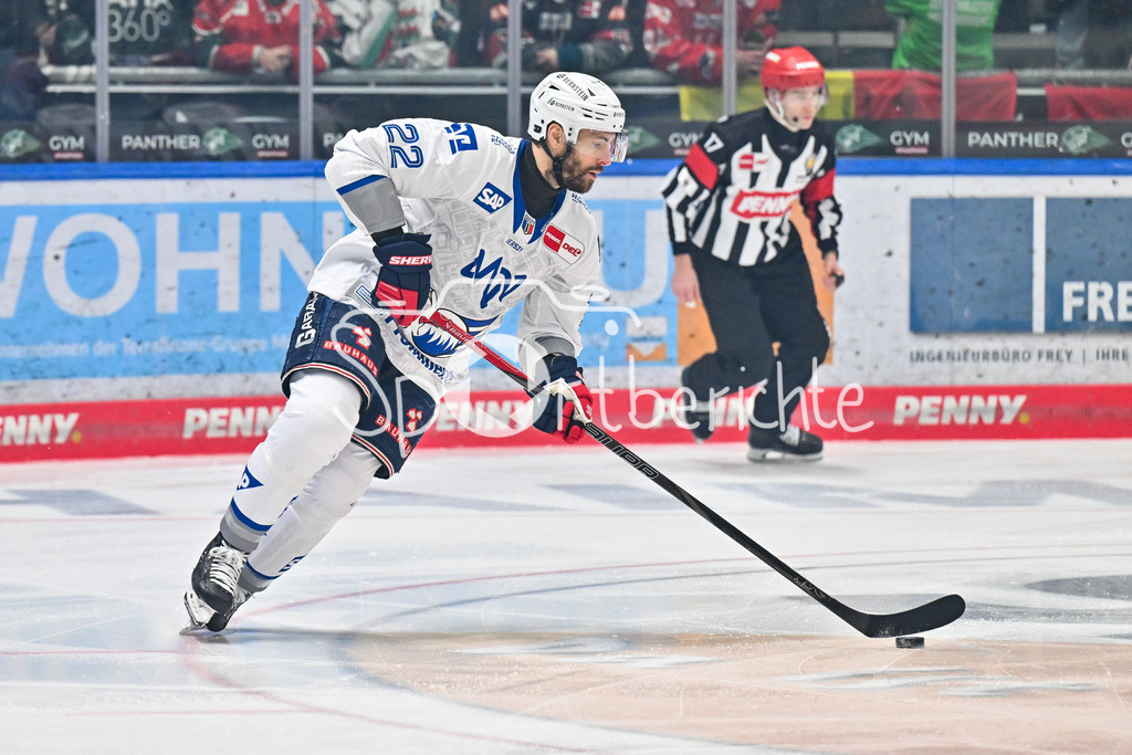 Augsburger Panther - Adler Mannheim | AUGSBURG, GERMANY - 28. DECEMBER: am Puck Matthias PLACHTA (Adler Mannheim 22) / Einzelfoto / Freisteller während dem Match zwischen den Augsburger Panthern und den Adler Mannehim am 33. Spieltag der Penny DEL im Curt Frenzel Stadion