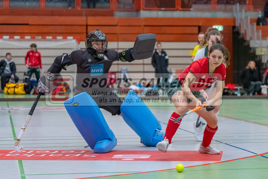 HK_20240114_108102 | 1. Bundesliga Damen Crefelder HTC - Uhlenhorst Mülheim am 14.1.2024 Halle Glockenspitz, Krefeld , Finja Stark Torfrau ( Uhlenhorst Mülheim #9 ) , Katharina Wenserski ( Crefelder HTC #3 )