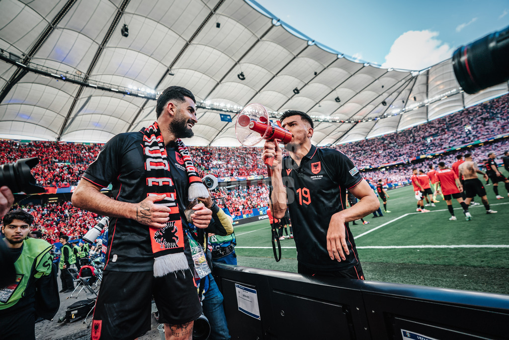 Fußball | Herren | UEFA-Fußball-Europameisterschaft 2024 | Gruppe B | Kroatien vs. Albanien | 19.06.2024 | Elseid Hysaj (#4, Albanien) und Mirlind Daku (#19, Albanien) feiern mit den Fans nach dem Sieg