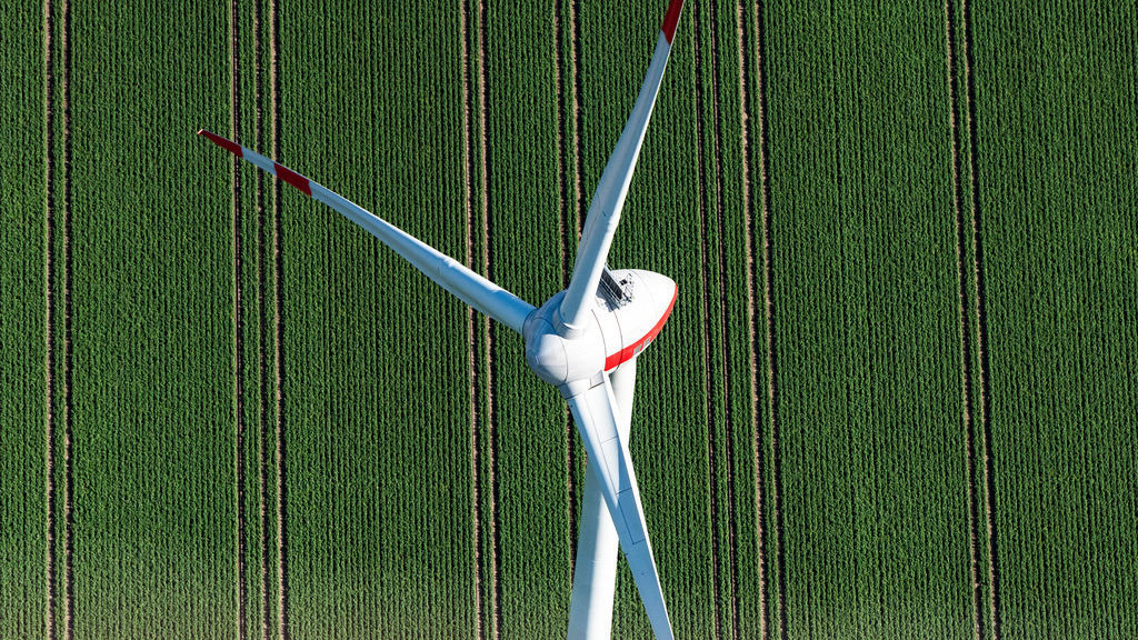 dr__0038384.jpg | HOHENHAMELN 23.07.2019 Windenergieanlagen ( WEA ) - Windrad- auf einem Feld in Hohenhameln im Bundesland Niedersachsen, Deutschland. // Wind turbine windmills on a field in Hohenhameln in the state Lower Saxony, Germany. Foto: Daniel Reiter