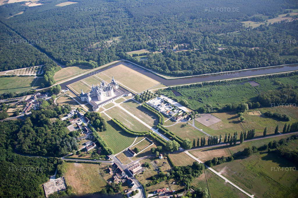 Luftbild: Ortsansicht in Chambord im Bundesland Loir-et-Cher in Frankreich. Foto: IMG_082150.jpg vom 20.06.2015 durch Werner Riehm/FLY-FOTO.de