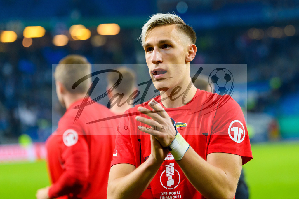 HSVSCF20220419_442 | Fussball, Herren: Nico Schlotterbeck (SC Freiburg) gestikuliert, Gestik beim DFB-Pokal-Halbfinalspiel zwischen Hamburger SV und SC Freiburg im Volksparkstadion am 19.04.2022 in Hamburg, Deutschland.DFB / DFL REGULATIONS PROHIBIT ANY USE OF PHOTOGRAPHS AS IMAGE SEQUENCES AND/OR QUASI-VIDEO. - Realisiert mit Pictrs.com