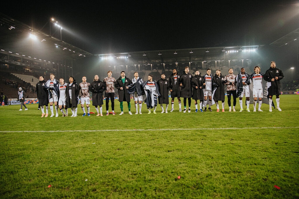 IMG_3627 | Der offizielle Shop für FC St. Pauli Fotos. Wähle aus Spielszenen & Fanmomenten dein FCSP Wunschformat. Wir liefern Millerntor-Atmosphäre.