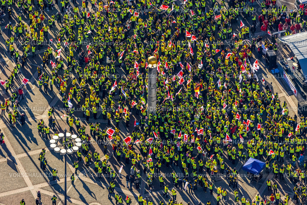 Dortmund230200363 | Luftbild der zentralen Poststreik-Kundgebung in Dortmund auf dem Friedensplatz vor dem Dormunder Rathaus. Rund 3.500  Beschäftigte aus Verteilzentren in ganz NRW demonstrieren am Dienstag in der Dortmunder city. Poststreik, VERDI, Kundgebung, City, Dortmund, Ruhrgebiet, Nordrhein-Westfalen, Deutschland