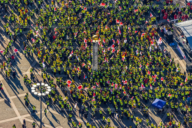 Dortmund230200363 | Luftbild der zentralen Poststreik-Kundgebung in Dortmund auf dem Friedensplatz vor dem Dormunder Rathaus. Rund 3.500  Beschäftigte aus Verteilzentren in ganz NRW demonstrieren am Dienstag in der Dortmunder city. Poststreik, VERDI, Kundgebung, City, Dortmund, Ruhrgebiet, Nordrhein-Westfalen, Deutschland