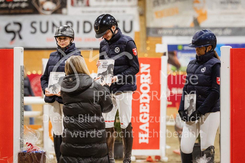 231118_PonyTrophy-337 | Deine schönsten Turniermomente als professionelle Fotos! Entdecke hochwertige Pferdesport-Fotografie im Online-Shop. Jetzt Fotos finden & bestellen!
