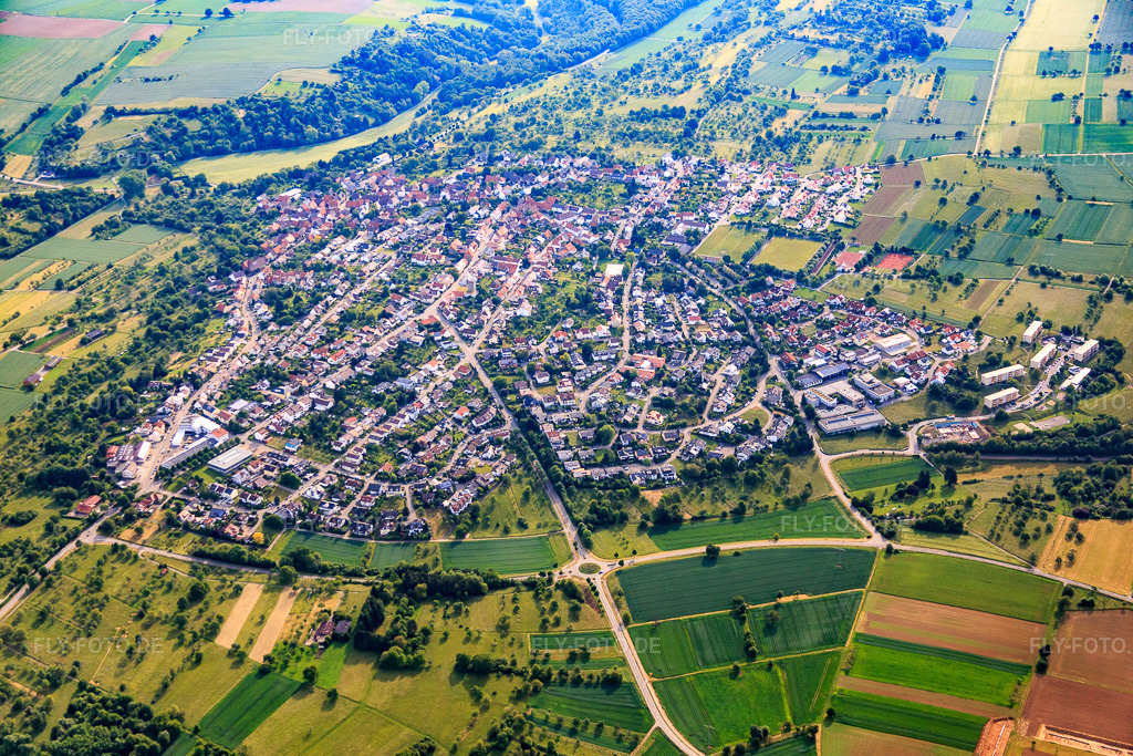 Luftbild: Ortsansicht von Südwesten in Kieselbronn im Bundesland Baden-Württemberg in Deutschland.Foto: IMG_079904.jpg vom 31.05.2015 durch Werner Riehm/FLY-FOTO.deAuflösung des Originals: 5472 x 3648 px