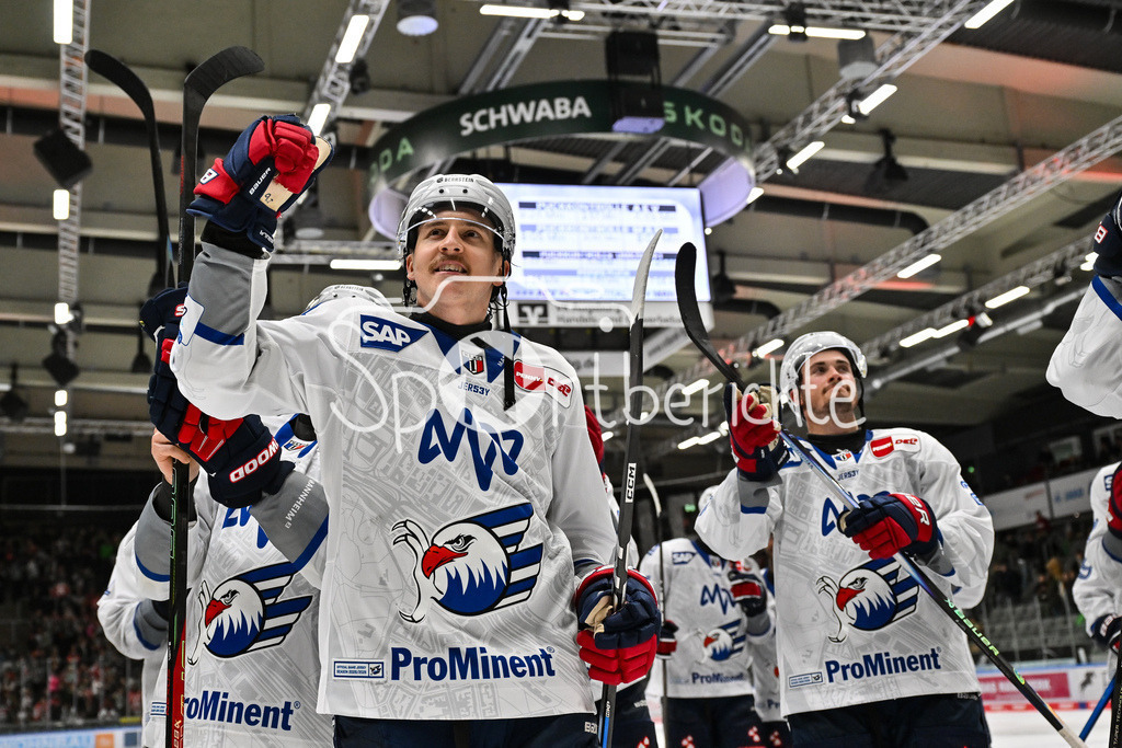 Augsburger Panther - Adler Mannheim | Die Spieler der Adler feiern zusammen mit den Fans mitgereisten Fans den Auswärtssieg in Augsburg / DEL: Augsburger Panther - Adler Mannheim; Curt Frenzel Stadion am 14.09.2025