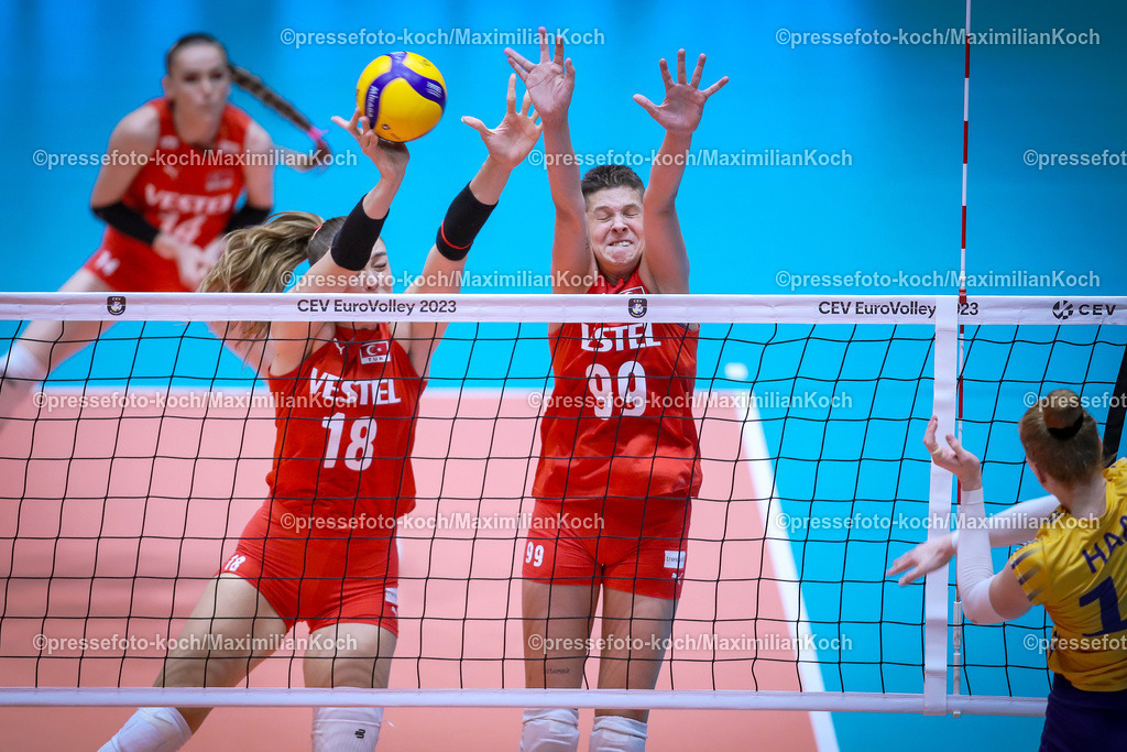 EuroVolley18082302014 | 17.08.2023, CEV EuroVolley 2023, Volleyball-Europameisterschaften der Frauen, Gruppenphase Gruppe C, Tag2, CASTELLO Düsseldorf: Tag2 , Türkei vs Schweden. Zehra GÜNES (TUR) und Ebrar KARAKURT (TUR)