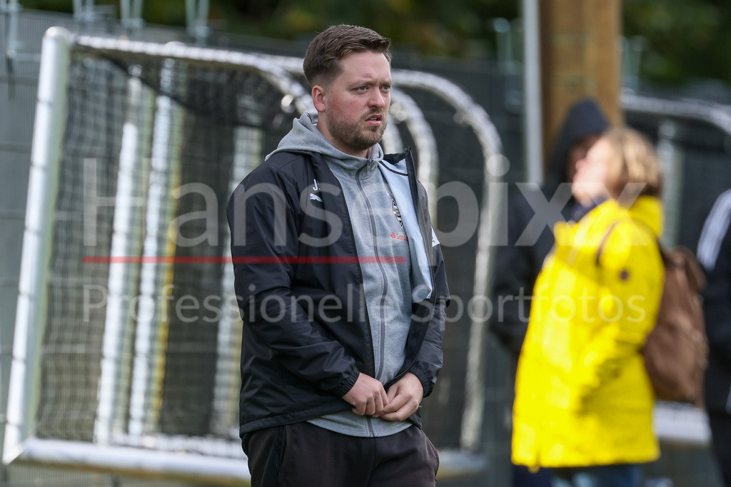 Fussball, 2. Frauen-Bundesliga, Hamburger SV - Borussia Mönchengladbach | v.li.: Jonas Spengler (Trainer, Cheftrainer, Borussia Mönchengladbach), Portrait, Nahaufnahme, Einzelfoto, Einzelbild, DIE DFB-RICHTLINIEN UNTERSAGEN JEGLICHE NUTZUNG VON FOTOS ALS SEQUENZBILDER UND/ODER VIDEOÄHNLICHE FOTOSTRECKEN. DFB REGULATIONS PROHIBIT ANY USE OF PHOTOGRAPHS AS IMAGE SEQUENCES AND/OR QUASI-VIDEO.