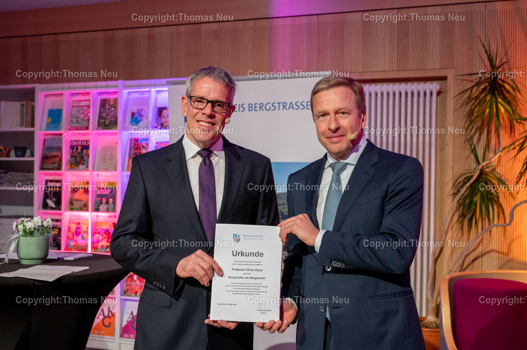 DSC_8905 | Am 8.März 2024 wurde Oliver Zipse  Vorstandsvorsitzender der BMW AG. zum Botschafter der Bergstraße ernannt, die Feier fand in seiner ehemaligen Schule dem Alten Kurfürstlichen Gymnasium in Bensheim statt, die Urkunde überreichte ihm der Landrat des Kreises Bergstraße Christian Engelhardt , 