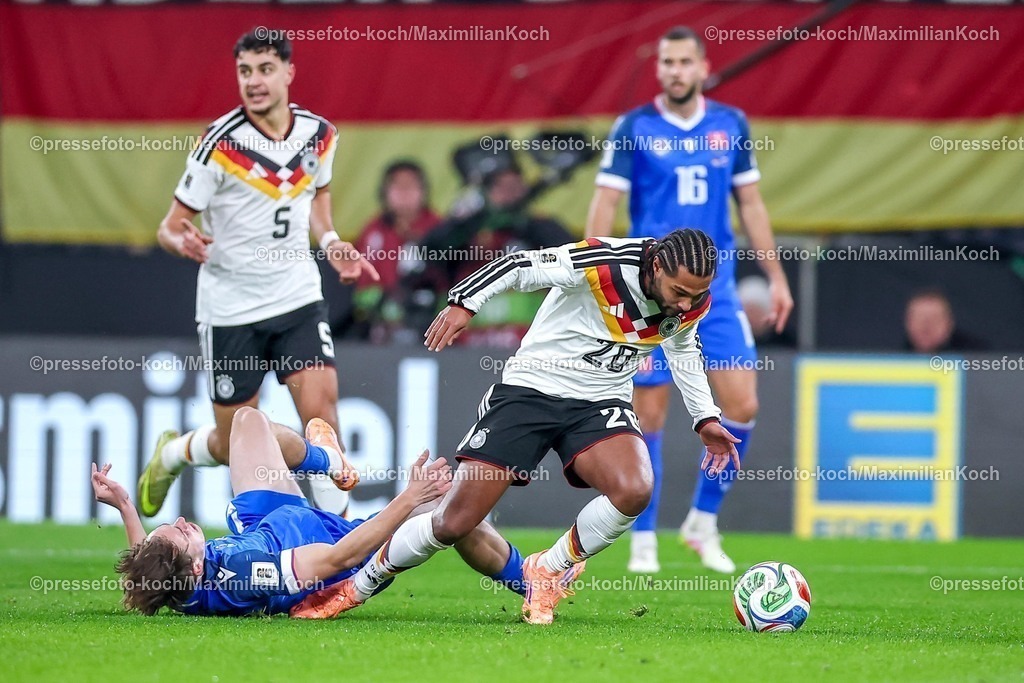 DFB17112501071 | 17.11.2025, Fußball, Länderspiel, WM-Qualifikation Europa, Deutschland - Slowakei, Red Bull Arena (Leipzig), 10. Spieltag, Saison 2025 2026: xs07 im Zweikampf gegen  Serge Gnabry (GER #20)  Regulations prohibit any use of photographs as image sequences and or quasi-video.