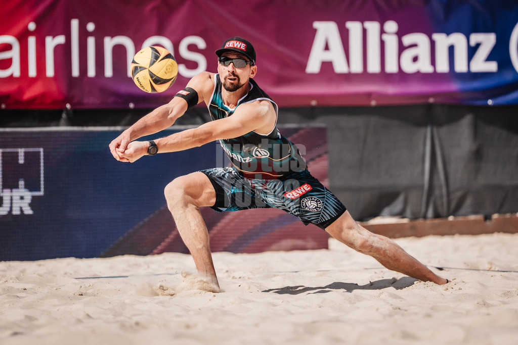 Beachvolleyball | Männer | Allianz German Beach Tour 2025 | Tourstop Bremen | 14.06.2025 | Jonathan Erdmann spielt den Ball