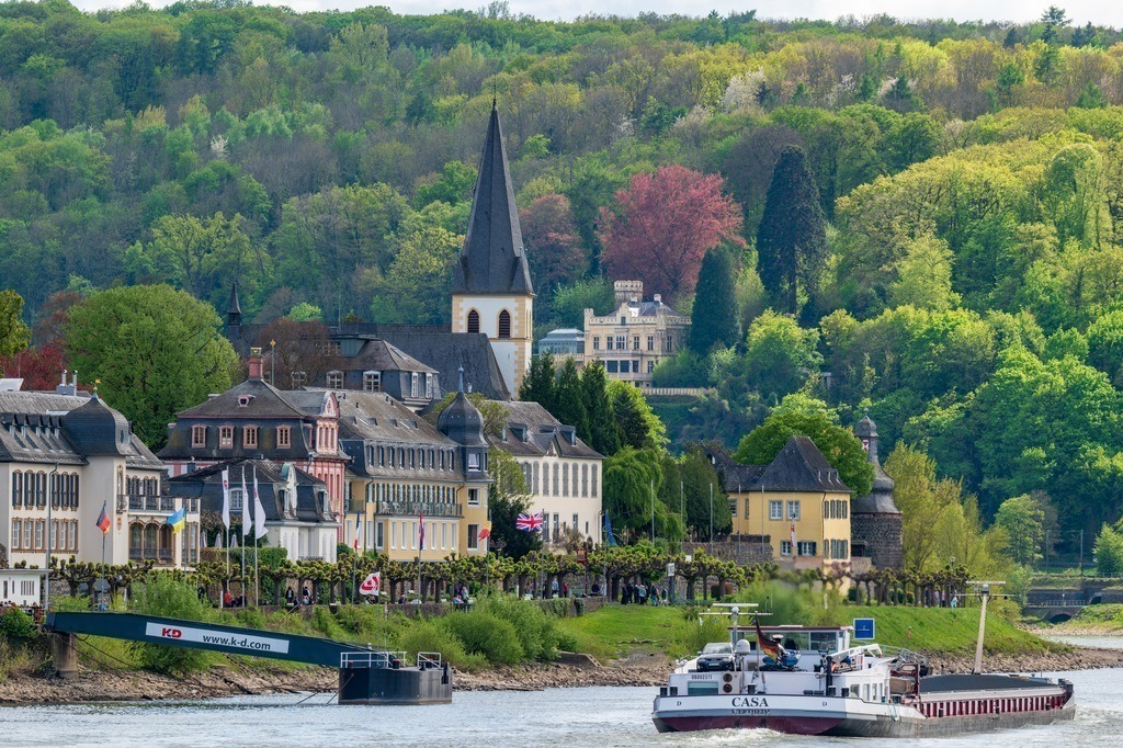 Promenade Unkel | Die Rheinpromenade von Unkel von der Natorampe aus gesehen. - Realisiert mit Pictrs.com