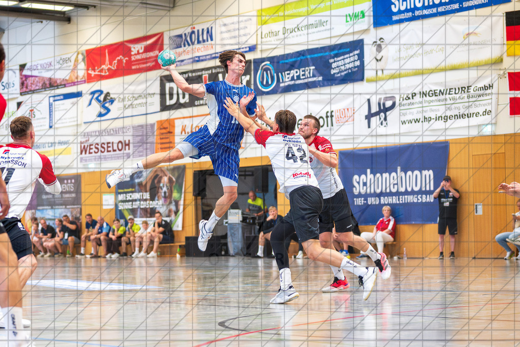 IHC 2026 - VfL Gummersbach vs. HØJ Elite | Miro Schluroff (VfL Gummersbach #15), Mikkel Olsen (HØJ Elite #42); IHC 2026 - VfL Gummersbach vs. HØJ Elite am 08.08.26 in Sporthalle KGS, Schneverdingen - Realisiert mit Pictrs.com