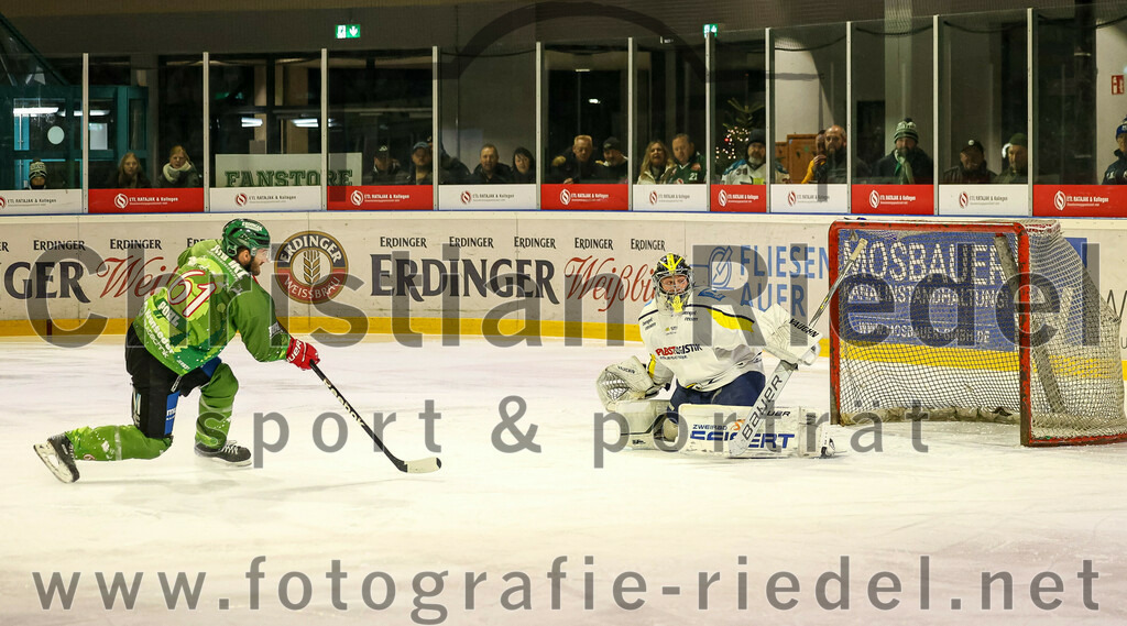 2023-12-26_095_TSV_Erding_gegen_ERV_Schweinfurt | Erding, Deutschland, 26.12.2023:
Eishockey, Bayernliga Vorrunde 2023 / 2024, 20. Spieltag, TSV Erding gegen ERV Schweinfurt, Endergebnis: 9:3

Petr Pohl (Erding Gladiators, #61), Torwart Benedict Roßberg (ERV Schweinfurt, #42)

Foto: Christian Riedel / fotografie-riedel.net