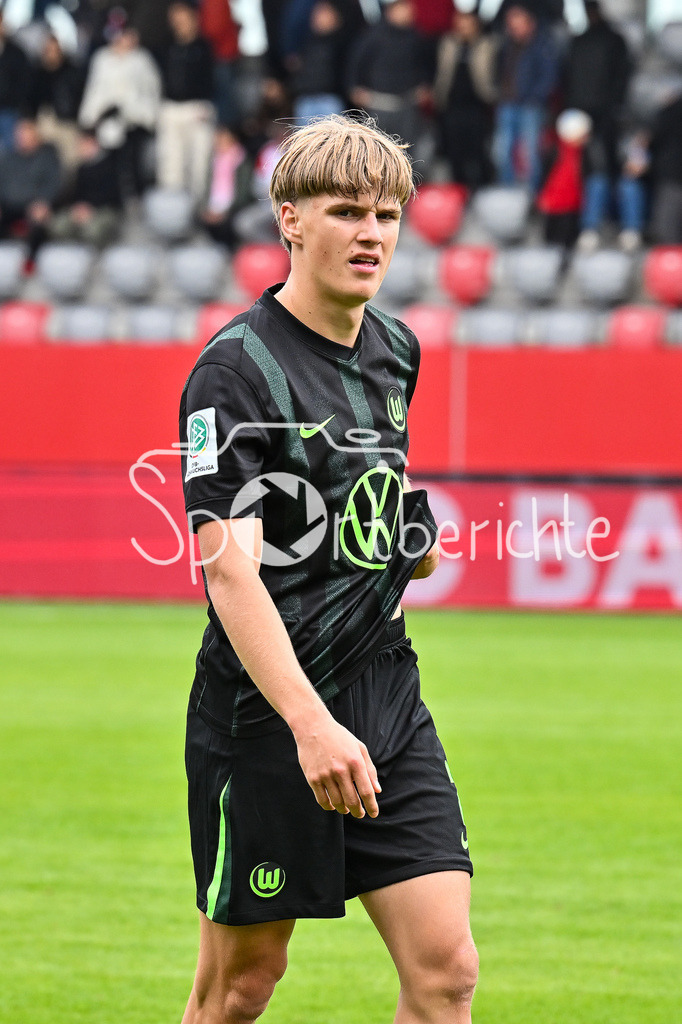 FC Bayern München U19 - VfL Wolfsburg U19 | im Bild ein enttaeuschter Jan BUERGER (VfL Wolfsburg 2) nach der Niederlage in Muenchen / Einzelfoto / Freisteller / U19 DFB Nachwuchsliga Endrunde: FC Bayern Muenchen - VfL Wolfsburg, FC Bayern Campus am 26.04.2025