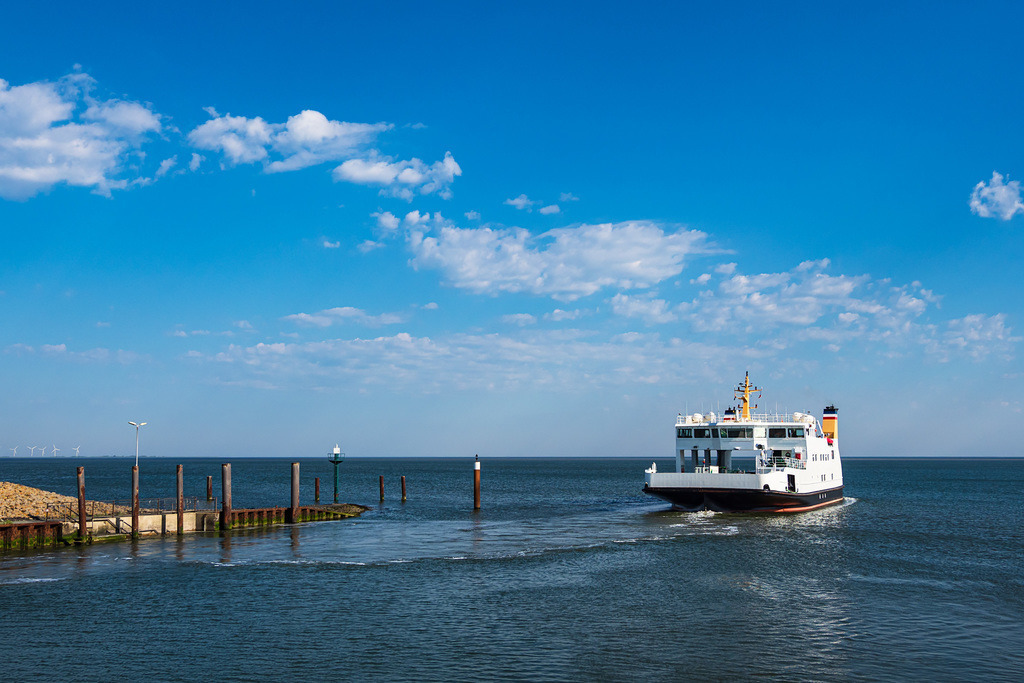 Fährschiff im Hafen Nordstrand an der Nordseeküste | Fährschiff im Hafen Nordstrand an der Nordseeküste.