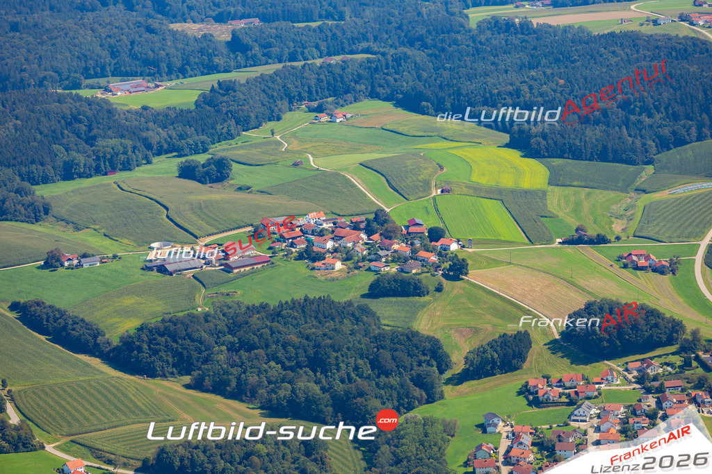Das Luftbild zeigt : Petzlberg Reischach - Die Luftaufnahme wurde 2024 vom UL-Flugzeug aus erstellt ( keine Drohne ) - Hochauflösende Luftaufnahme - Für grossformatige Ausdrucke geeignet. Die Geschenkidee !Mit Lizenz und Bildrechte bestellbar