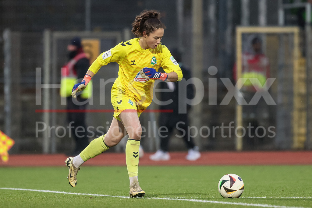 Fussball, Google Pixel Frauen-Bundesliga, SV Werder Bremen - VfL Wolfsburg | v.li.: Livia Peng (Torhüterin, Torwart, SV Werder Bremen, 1) am Ball, Freisteller, Einzelbild, Ganzkörper, Aktion, Action, Spielszene, DIE DFB-RICHTLINIEN UNTERSAGEN JEGLICHE NUTZUNG VON FOTOS ALS SEQUENZBILDER UND/ODER VIDEOÄHNLICHE FOTOSTRECKEN. DFB REGULATIONS PROHIBIT ANY USE OF PHOTOGRAPHS AS IMAGE SEQUENCES AND/OR QUASI-VIDEO.