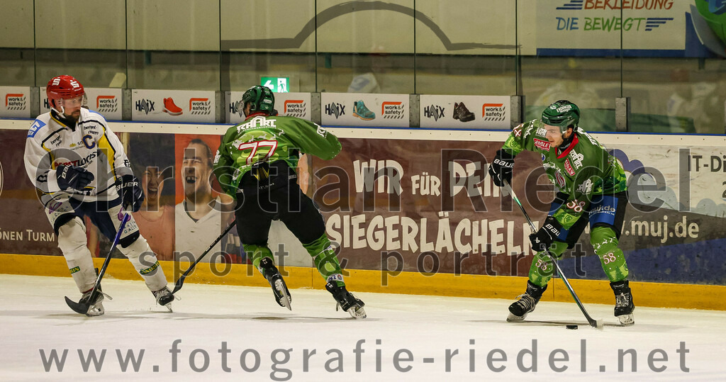 2023-12-26_037_TSV_Erding_gegen_ERV_Schweinfurt | Erding, Deutschland, 26.12.2023:
Eishockey, Bayernliga Vorrunde 2023 / 2024, 20. Spieltag, TSV Erding gegen ERV Schweinfurt, Endergebnis: 9:3

Philipp Michl (Erding Gladiators, #77), Lars Bernhardt (Erding Gladiators, #88)

Foto: Christian Riedel / fotografie-riedel.net