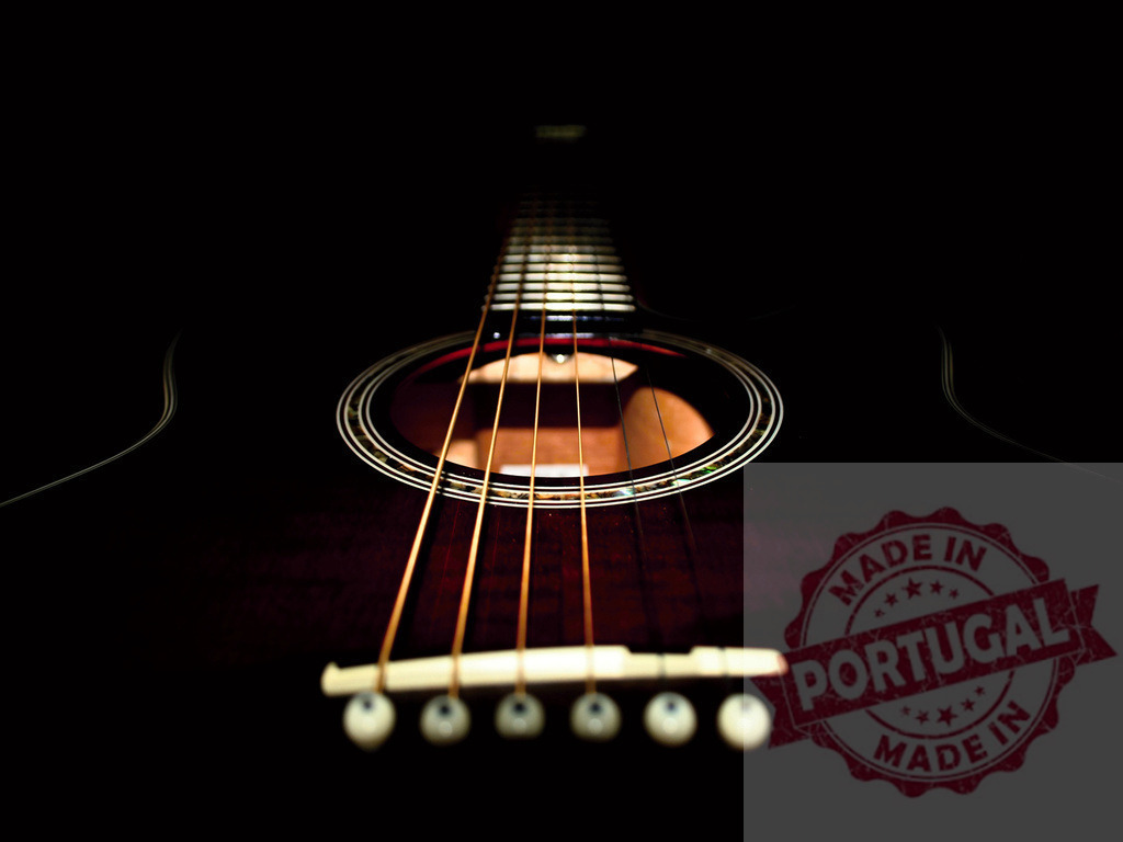 Acoustic guitar resting in the dark waiting to be played | Dark still life of an acoustic guitar waiting to be played - Realisiert mit Pictrs.com