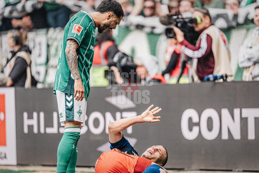 Fußball | Männer | Saison 2025/2026 | 1. Fußball-Bundesliga | 30. Spieltag | SV Werder Bremen vs. Hamburger SV | 18.04.2026 | v.l. Leonardo Bittencourt (#10, SV Werder Bremen) schreit Miro Muheim (#28, HSV) an während dieser verletzt am Boden liegt