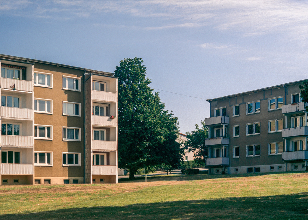  Gera Bieblacher Hang | Zeilenbauten (Ziegelgroßblockbauweise) der 3- bis 4-geschossige Wohnblocks in offener Bauweise am Bieblacher Hang. - Realisiert mit Pictrs.com