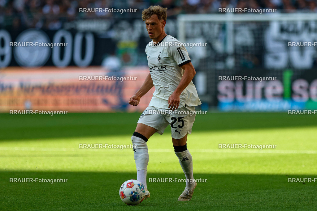 Borussia Mönchengladbach vs Hamburger SV - Bundesliga  | Mönchengladbach, Deutschland, 24.08.25:   Robin Hack (Borussia Mönchengladbach) in Aktion am Ball, Einzelaktion waehrend des Spiels der Bundesliga zwischen Borussia Mönchengladbach vs Hamburger SV im Stadion im Borussia Park(Foto von Brauer-Fotoagentur / Adrian Schlueter)