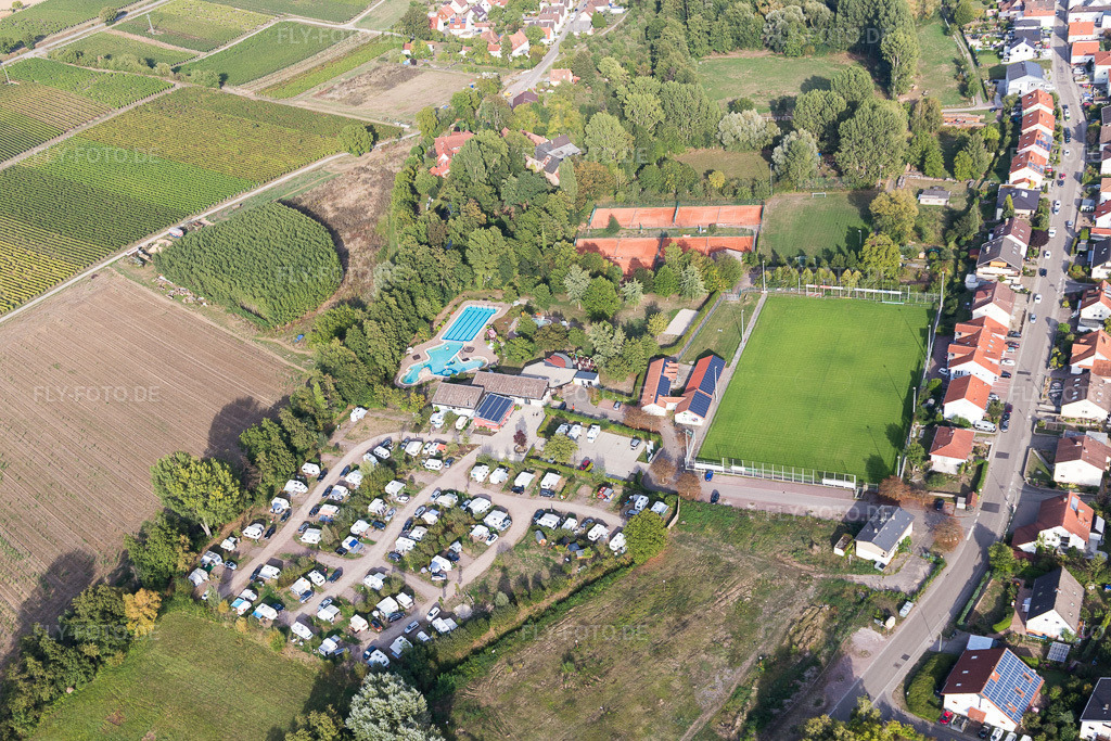 Luftbild: Freibad und Campingplatz im Klingbachtal im Ortsteil Klingen in Heuchelheim-Klingen im Bundesland Rheinland-Pfalz in Deutschland. Foto: IMG_111732.jpg vom 16.09.2018 durch Werner Riehm/FLY-FOTO.de