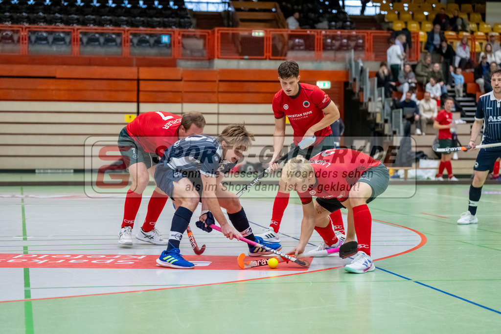 HK_20241207_109627 | 1. Bundesliga Halle Herren Crefelder HTC - Blau Weiss Köln am 7.12.2024 CHTC Glockenspitz Halle , Krefeld , Linus Michler ( Crefelder HTC #7 ) , Julius Hayner ( Crefelder HTC #6 ) , LangHeinrich Finn ( Crefelder HTC #22 )