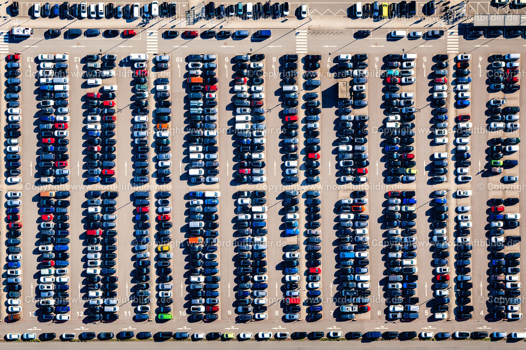 Hamburg_Steinwerder_Cruise_Terminal_Parkplatz_Senkrechtaufnahme_ELS_2347090525 | HAMBURG 09.05.2025 Senkrecht- Luftbild aus der Satelliten- Perspektive vom Kuhwerder und Kreuzfahrt-Terminal Parkplatz in Hamburg-Mitte / Steinwerder. // Vertical aerial view from the satellite perspective of Kuhwerder and the cruise terminal parking lot in Hamburg-Mitte / Steinwerder. Foto: Martin Elsen