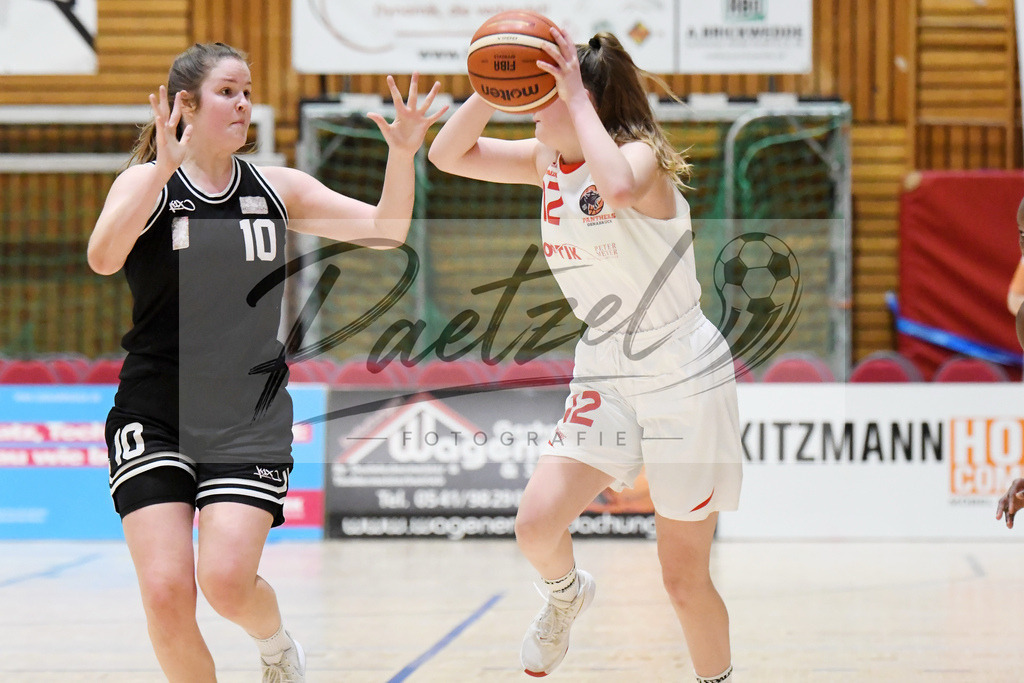 20200126_OSCTGN_0004 | Basketball, Juniorinnen: Lea Schnelle (TG Neuss Junior Tigers) und Pia Sprehe (OSC Junior Panthers) im Zweikampf beim Spiel der WNBL zwischen OSC Junior Panthers vs. TG Neuss Junior Tigers am 26.01.2020 im Panthers Dome in Osnabrück, Deutschland.(Foto von Nico Paetzel) - Realisiert mit Pictrs.com