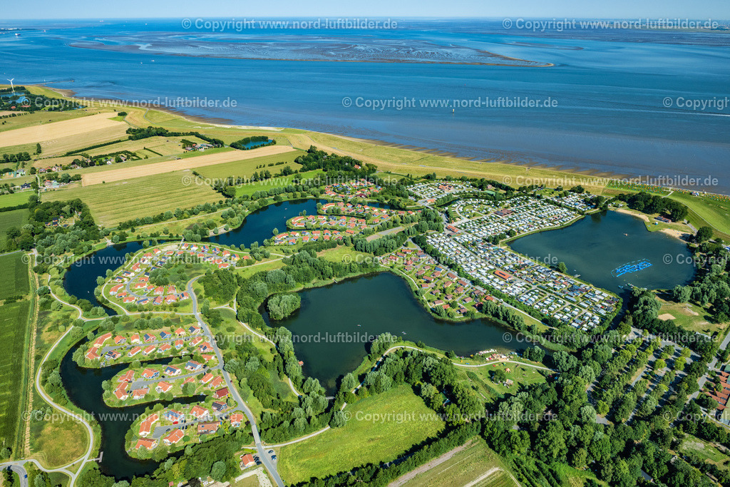 Otterndorf_Feriendorf_ELS_9771130822 | OTTERNDORF 13.08.2022 Freizeitanlage See Achtern Diek in Otterndorf-Norderteil im Bundesland Niedersachsen. Wasser- und Landschaftspark mit Ferienhaus-Siedlung, Campingplatz und Süßwasser-Badeseen gleich hinter dem Nordseedeich. // Leisure facility See Achtern Diek in Otterndorf-Norderteil in the state of Lower Saxony. Water and landscape park with holiday home area, camping and freshwater lakes. Foto: Martin Elsen