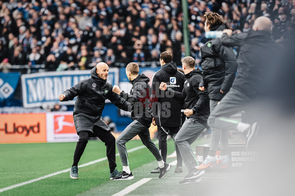 Fußball | Männer | Saison 2025/2026 | 1. Fußball-Bundesliga | 8. Spieltag | Hamburger SV vs. VfL Wolfsburg | 25.10.2025 | Trainer Paul Simonis (VfL Wolfsburg) feiert jubelt nach dem ersten Tor mit der Bank