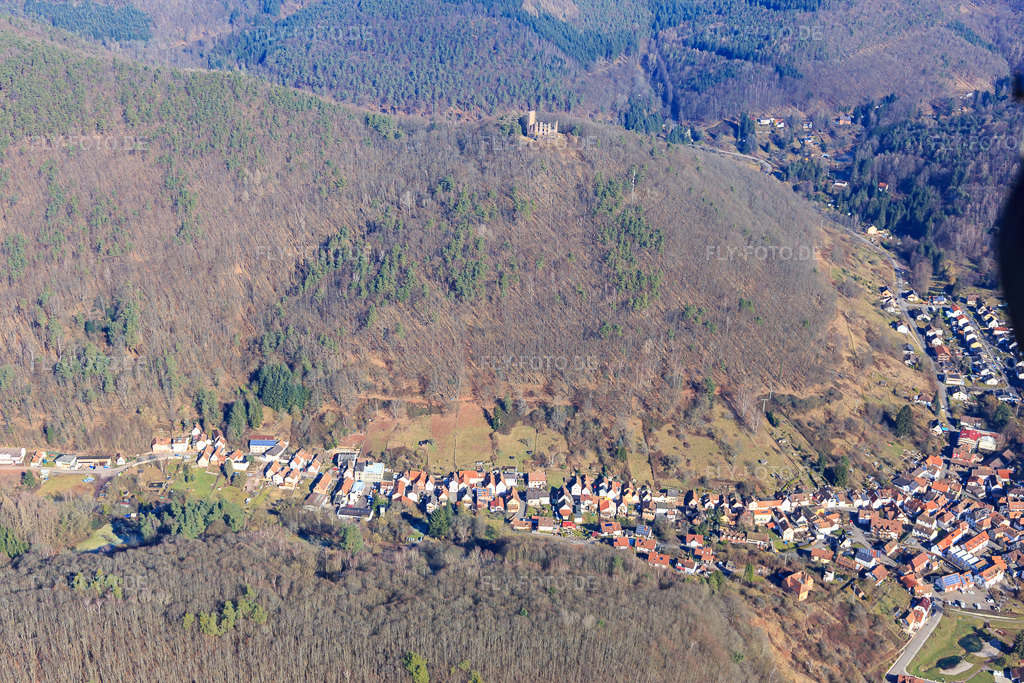 Luftbild: Schlossberstraße von Süden in Ramberg im Bundesland Rheinland-Pfalz in Deutschland. Foto: IMG_097023.jpg vom 25.02.2017 durch Werner Riehm/FLY-FOTO.de