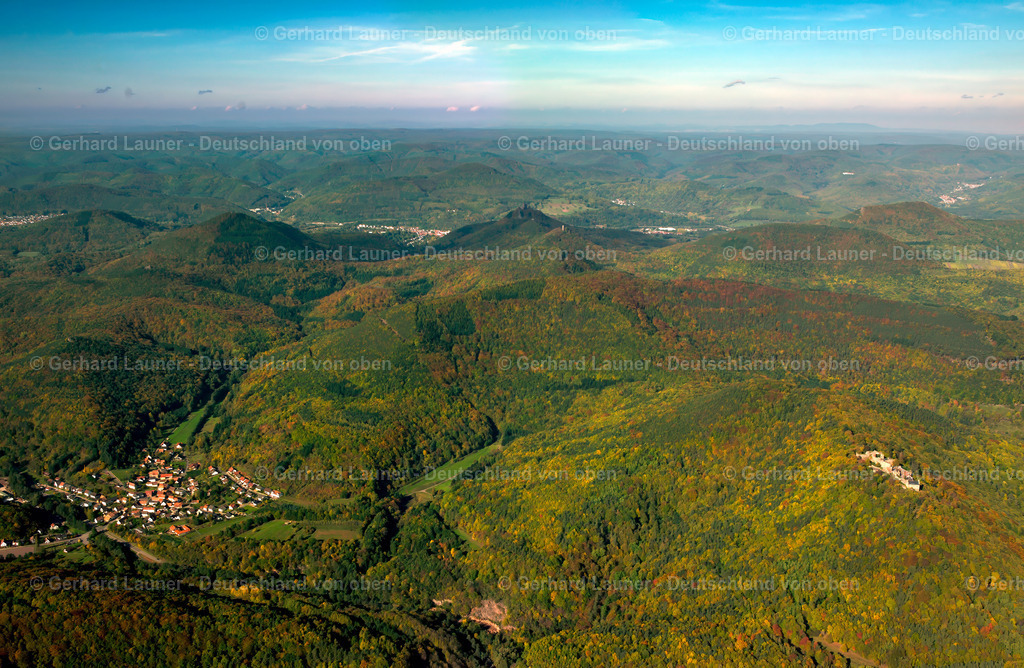 2499315 | Blick über den Pfälzerwald von Waldhambach nach Annweileram Trifels