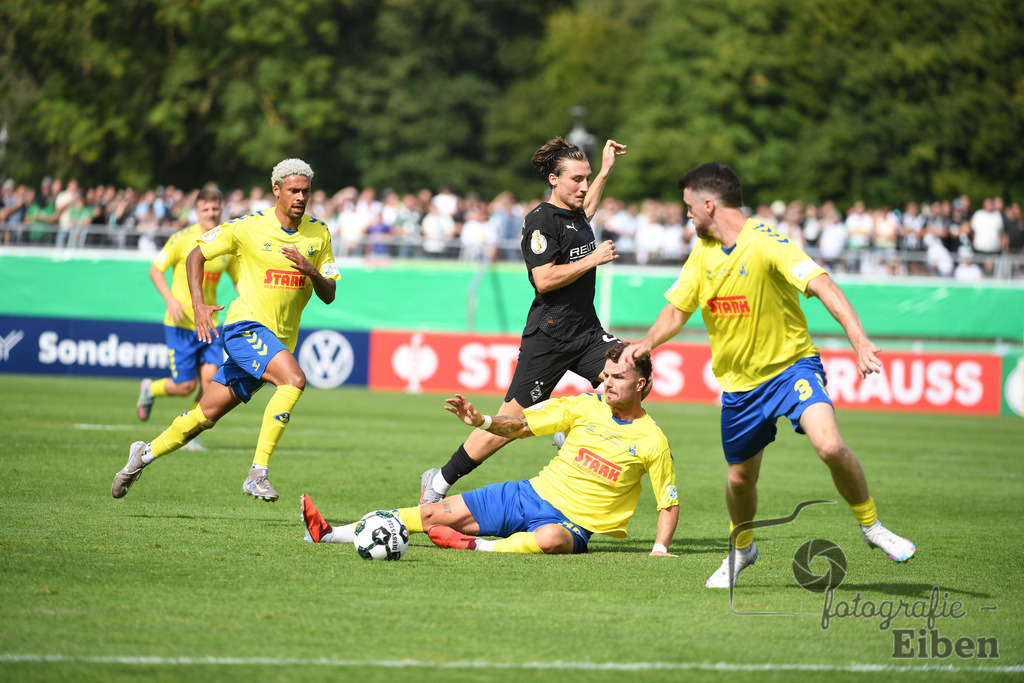 SV Atlas-Delmenhorst-Borussia Mönchengladbach | DFB-Pokal 1. Runde;SV Atlas Delmenhorst (gelb)-Borussia Mönchengladbach (schwarz) am 17.08.2025 in Oldenburg (Marschweg-Stadion), Photo: Philip Eiben 2025 - Realisiert mit Pictrs.com