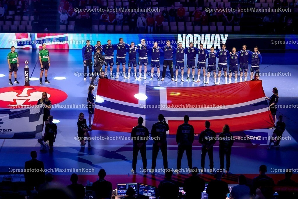 EHF22012602006 | 22.01.2026, Handball, Men's EHF EURO 2026, Spanien - Norwegen, Jyske Bank Boxen in Herning, Dänemark, Main Round: Das Norwegische Team steht bei der Nationalhymne Arm in Arm zusammen.   Robin Paulsen Haug (Norway #01)  Vetle Eck Aga (Norway #03)  Sander Sagosen (Norway #05)  Vetle Ronningen (Norway #10)  Tobias Schjolberg Grondahl (Norway #22)  Martin Hernes Hovde (Norway #25)  Magnus Fredriksen (Norway #29)  Torbjorn Sittrup Bergerud (Norway #30)  Kasper Thorsen Lien (Norway #31)  Thomas Alfred Solstad (Norway #32)  Patrick Helland Anderson (Norway #35)  August Baskar Pedersen (Norway #40)  Simen Ulstad Lyse (Norway #43) Kevin Maagero Gulliksen (Norway #44)  Simen Nicolay Schonningsen (Norway #45)  Alexandre Christoffersen Blonz (Norway #71)