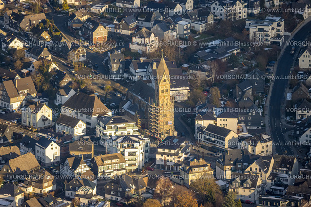 Olsberg231200669 | Luftbild, Kirchturm Renovierung der Sankt Nikolaus Kirche, Wohngebiet in der Innenstadt, Olsberg, Sauerland, Nordrhein-Westfalen, Deutschland
