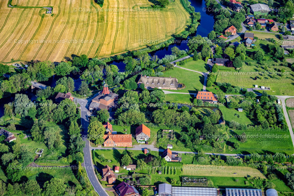 Hamburg_Reitbrooker_Mühle_ELS_6279160625 | HAMBURG 16.06.2025 Historische Windmühle " Reitbrooker Mühle " an der Straße Neuengammer Hausdeich, Vorderdeich in Hamburg, Deutschland. // Historic windmill " Reitbrooker Muehle " on the street Neuengammer Hausdeich, Vorderdeich in Hamburg, Germany. Foto: Martin Elsen