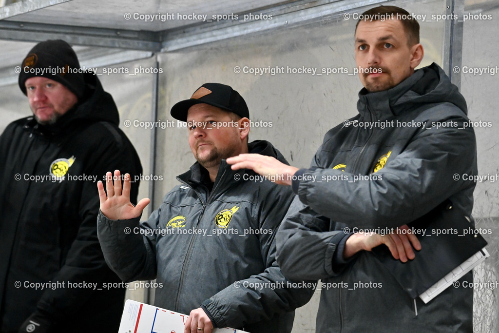 EC Hornets Spittal vs. ESC Steindorf 23.2.2024 | Assistentcoach EC Hornets Spittal Phillipp Lonin, Assistentcoach EC Hornets Spittal Buchbauer Thomas, Headcoach EC Hornets Spittal ORZETEK Florian, EC Hornets Spittal vs. ESC Steindorf 23.2.2024, EC Hornets Spittal vs. ESC Steindorf 23.2.2024 am 23.02.2024 in Spittal an der Drau (Eissportzentrum Spittal), Austria, (Photo by Bernd Stefan)